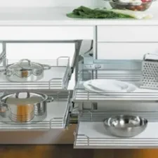 Hoekkast uitrek systeem (Bron: Peka) 