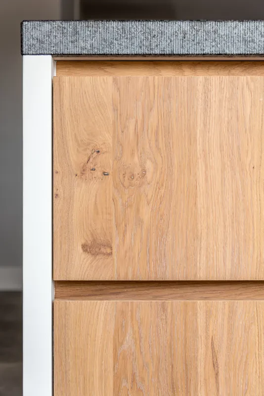 Graniet Steel Grey leather werkblad met gefrijnde randafwerking 