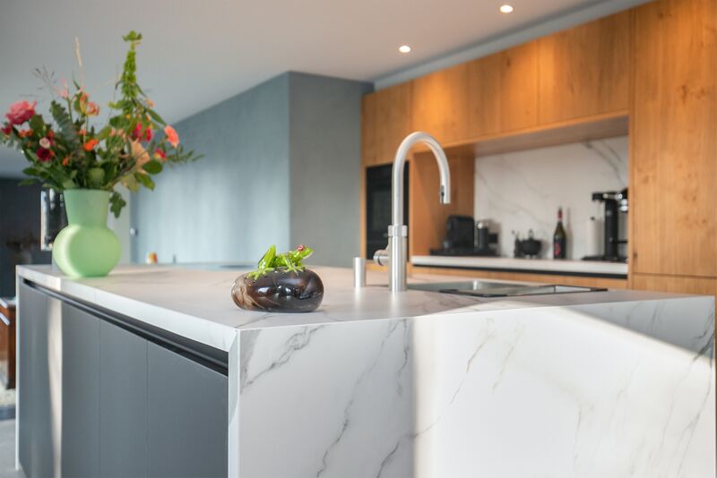 Verlijmde randafwerking in facet met stol in verstek