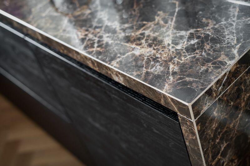 Verlijmde randafwerking in facet 